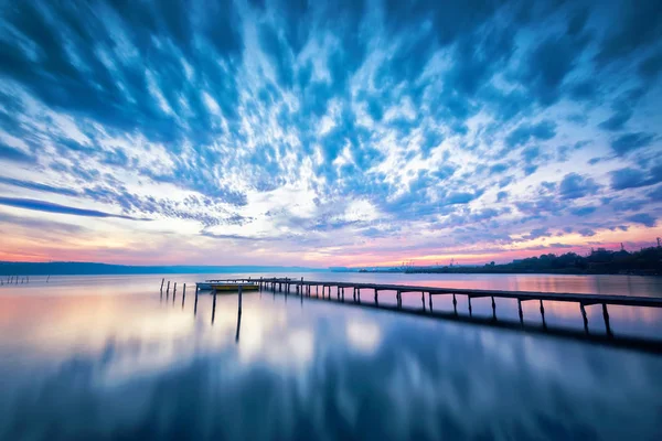 Fantastiska Lake Sunset Magnificent Lång Exponering Lake Solnedgång Med Båt — Stockfoto