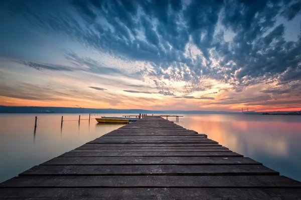 Danau Sunset Magnificent Paparan Panjang Danau Matahari Terbenam Dengan Perahu — Stok Foto