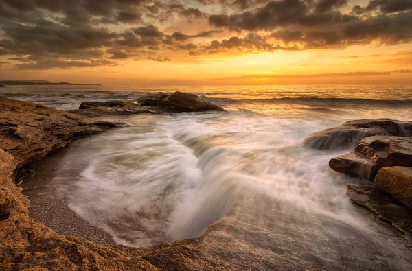 Rotsachtige Zonsopgang Prachtig Uitzicht Met Eerste Zonnestralen Een Rotsachtige Kust — Stockfoto