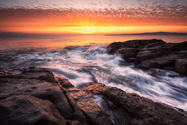 Amanecer Sobre Las Rocas Salida Del Sol Del Mar Costa — Foto de Stock