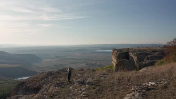 Mosca Aérea Con Vista Trasera Una Joven Excursionista Rubia Con — Vídeos de Stock