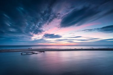 Üzerinde deniz kıyısı gündoğumu