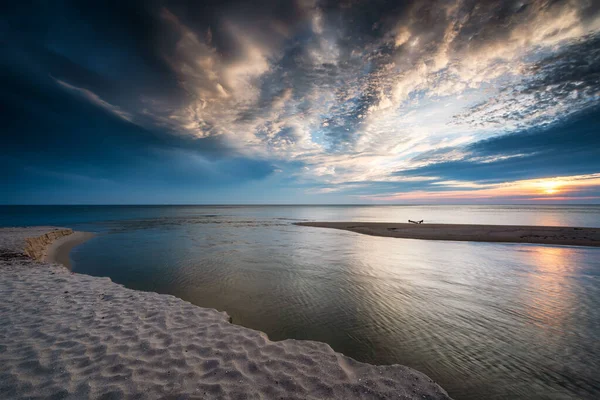 En la orilla del mar al amanecer — Foto de Stock