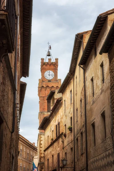 Pienza, Toskana 'daki saat kulesi. — Stok fotoğraf