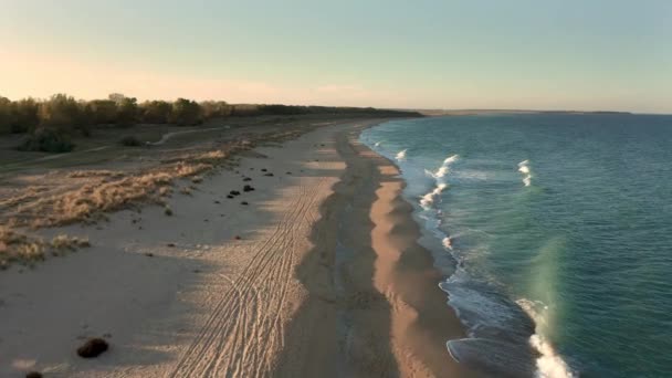 日落前空中飞过美丽的空旷无边的沙滩 沙滩上布满了沙丘 — 图库视频影像