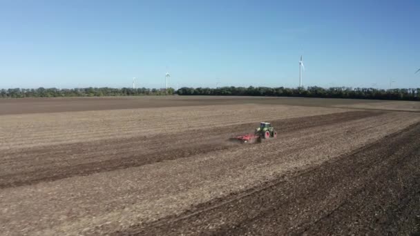 Vista Aérea Del Tractor Móvil Con Arado Levantando Polvo Cerca — Vídeos de Stock