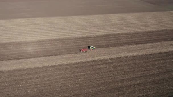 Luftaufnahme Eines Fahrenden Traktors Mit Pflug Der Staub Aufwirbelt — Stockvideo