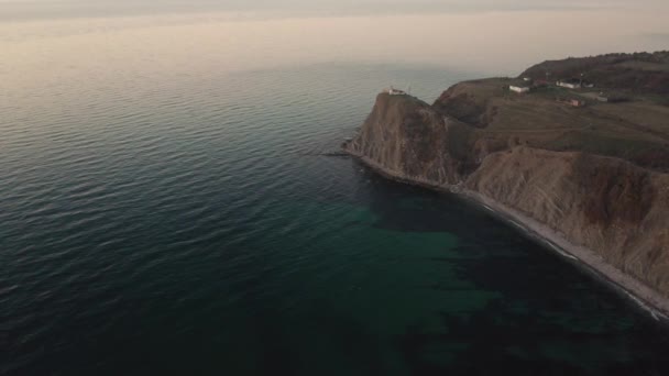 Vol de drone au lever du soleil au-dessus du phare de Cape Emine, entouré par une mer verte turquoise et des pentes de montagne - Côte de la mer Noire, Bulgarie . 