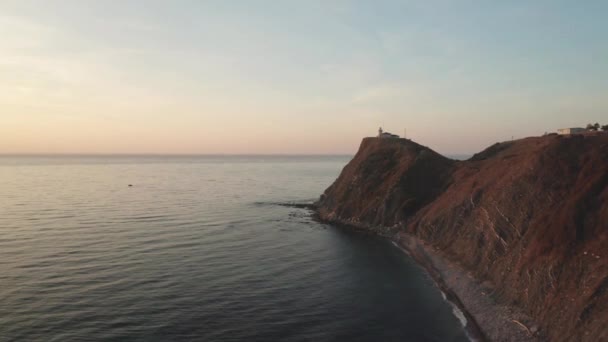 Πτήση Drone Την Ανατολή Του Ηλίου Πάνω Από Φάρο Στο — Αρχείο Βίντεο