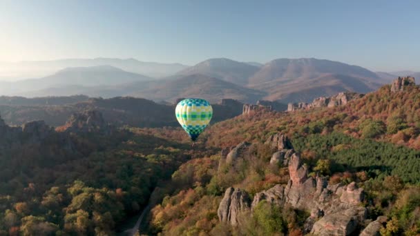 Geweldige Panoramische Video Met Hete Lucht Ballon Vliegen Pittoreske Rotsformatie — Stockvideo
