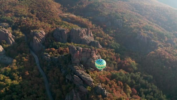 保加利亚Belogradchik岩石 飞机在热气球上方飞行 飞越由初秋太阳照亮的风景如画的岩层 — 图库视频影像