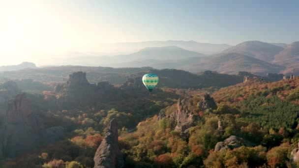 Warme luchtballon boven pittoreske rotsen — Stockvideo