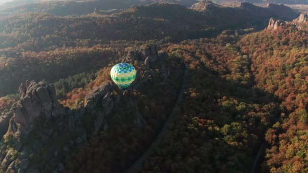 Drone Πτήση Πάνω Από Αερόστατο Θερμού Αέρα Που Φέρουν Πάνω — Αρχείο Βίντεο