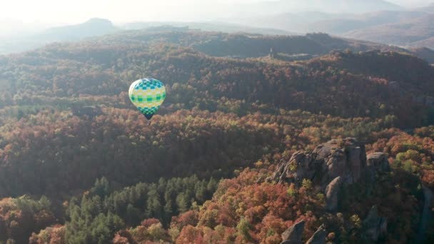 Geweldige Panoramische Video Met Hete Lucht Ballon Vliegen Pittoreske Rotsformatie — Stockvideo