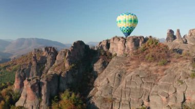 Sıcak hava balonlu inanılmaz panoramik video sabah güneşiyle aydınlanan kayaların üzerinde uçuyor, Belogradchik kayaları, Bulgaristan 