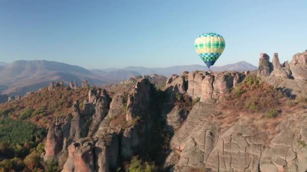 Erstaunliche Panorama Video Mit Heißluftballon Fliegen Über Malerische Felsformation Von — Stockvideo
