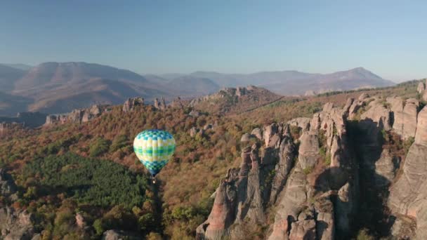 Geweldige Panoramische Video Met Hete Lucht Ballon Vliegen Pittoreske Rotsformatie — Stockvideo