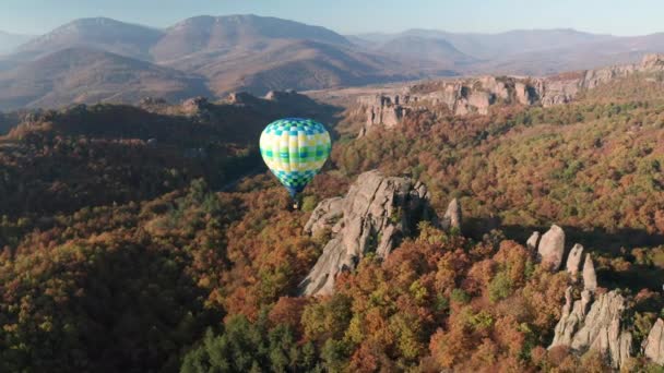 Vídeo Panorâmico Incrível Com Balão Quente Voando Sobre Formação Rocha — Vídeo de Stock