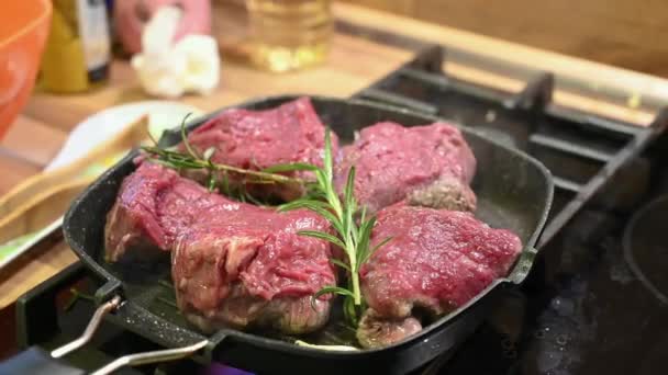 Video Ravvicinato Una Bistecca Vitello Cruda Con Spezie Preparate Una — Video Stock