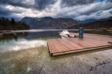 Slovenya, Bohinj Gölü 'ndeki ahşap iskele.