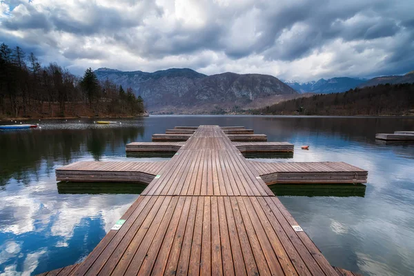 Dřevěné molo u jezera Bohinj, Slovinsko — Stock fotografie