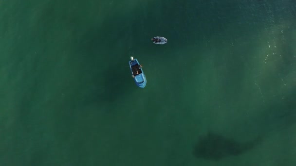 Vuelo Drónico Sobre Barcos Aguas Turquesas Verdes — Vídeo de stock