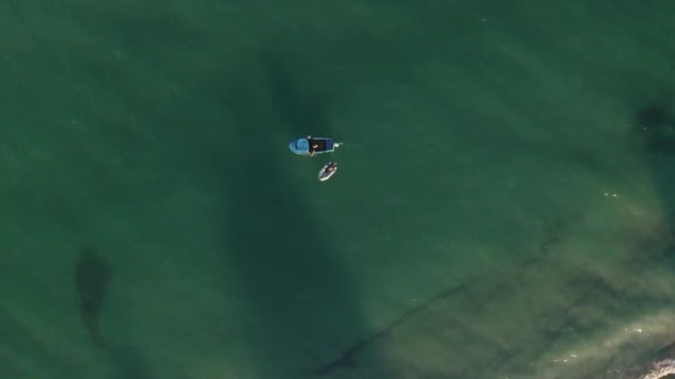 Drone Vlucht Met Rotatie Prachtige Eindeloze Wilde Zandstrand Boten Turquoise — Stockvideo