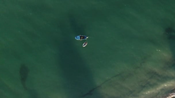 Vuelo Avión Tripulado Con Rotación Sobre Hermosa Playa Arena Salvaje — Vídeo de stock