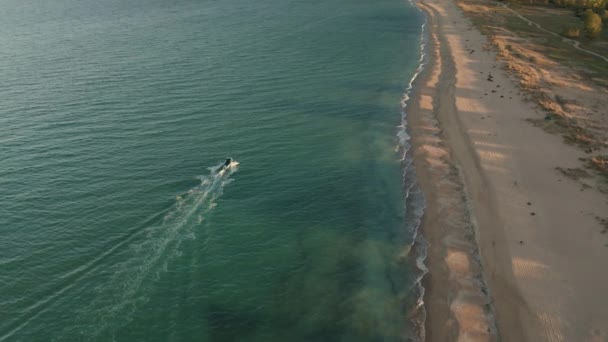 Antennenflug Über Speedboot Klarem Grünem Meerwasser Vor Sonnenuntergang — Stockvideo