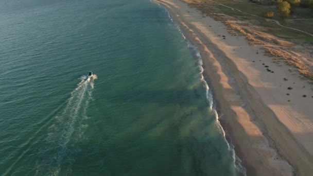 Mosca Aérea Sobre Barco Velocidade Água Mar Verde Claro Antes — Vídeo de Stock