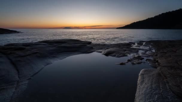 ギリシャのサソス島の岩だらけの海岸線で日の出と時間の経過 — ストック動画