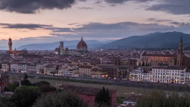 フィレンツェの素晴らしい夕日の景色 アルノ川とイタリア ポンテ ヴェッキオ パラッツォ ヴェッキオとサンタ マリア フィオーレ大聖堂 ドゥオーモ 昼から夜へのパノラマの時間の経過 — ストック動画