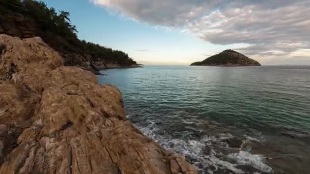 Thasos Adasının Kayalık Kıyı Şeridinde Gün Batımında Zaman Kaybı Yunanistan — Stok video