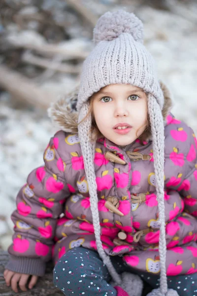 Portrait Gros Plan Une Jolie Petite Fille Plage Hiver — Photo