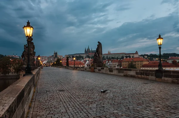 Charles Bridge før soloppgang – stockfoto