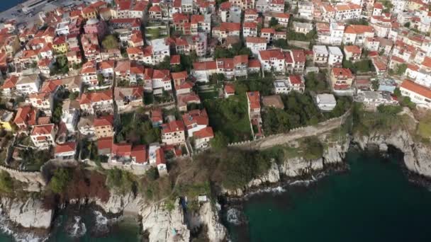 从空中俯瞰希腊北部的卡瓦拉市 古代渡槽 住宅和中世纪城墙 四周环绕着碧绿的大海 — 图库视频影像