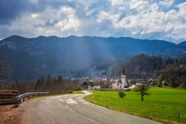 Landschappelijk Uitzicht Bergdorp Verlicht Door Lentezon Sloveense Alpen — Stockfoto