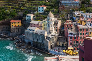 Vernazza, İtalya - 5 Nisan 2019: Vernazza 'nın güzel manzarası - Liguria bölgesindeki Cinque Terre Ulusal Parkı' nın beş ünlü renkli köyünden biri..