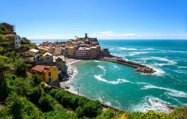 İtalya, Liguria bölgesindeki Cinque Terre Ulusal Parkı 'nın beş ünlü köyünden biri olan Vernazza' nın güzel manzarası..