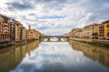 İtalya, Floransa 'daki Arno Nehri üzerinde Ponte Santa Trinita' nın (Kutsal Üçlemeci Köprüsü) panoramik manzarası.