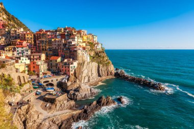 Manarola 'nın panoramik manzarası. İtalya' nın Liguria bölgesindeki Cinque Terre Ulusal Parkı 'nın beş ünlü renkli köyünden biri..