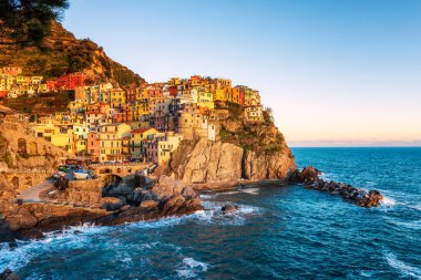 Manarola 'nın panoramik günbatımı manzarası. İtalya' nın Liguria bölgesindeki Cinque Terre Ulusal Parkı 'nın beş ünlü renkli köyünden biri..