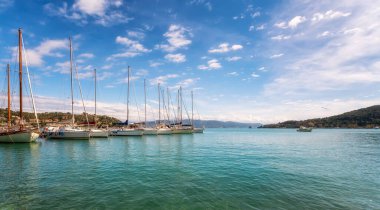 Liguria, İtalya 'da Porto Venere limanında tekneleri olan güzel bir deniz manzarası..