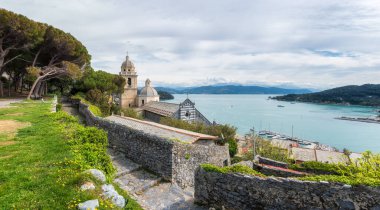 Doria Kalesi 'nden San Lorenzo Kilisesi' ne (Chiesa di San Lorenzo) uzanan manzara, İtalya 'nın Porto Vvenere kentindeki Şairler Körfezi manzaralı..