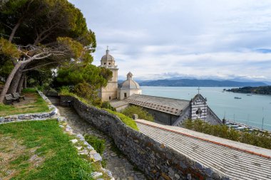 Doria Kalesi 'nden San Lorenzo Kilisesi' ne (Chiesa di San Lorenzo) uzanan manzara Porto Venere, İtalya 'daki Şairler Körfezi manzaralı.