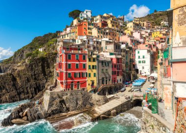 Riomaggiore, İtalya - 5 Nisan 2019: Liguria bölgesindeki Cinque Terre Ulusal Parkı 'nın beş ünlü renkli köyünden biri olan Riomaggiore' nin güzel manzarası.