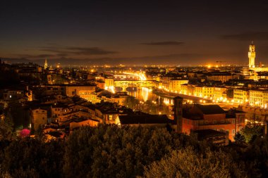 Arno nehri, Ponte Vecchio ve Palazzo Vecchio ile İtalya 'nın muhteşem panoramik gece manzarası.