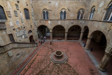Floransa, İtalya - 7 Nisan 2019: Turistler, eski bir kışla ve hapishane olan Ulusal Bargello Müzesi 'nin avlusundan geçerek şu anda bir sanat müzesi haline geldiler..