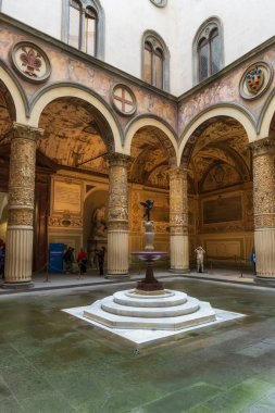 Floransa, İtalya - 7 Nisan 2019 Eski Saray 'ın dışı, Vecchio Sarayı' nın ilk avlusu, Floransa Belediye Sarayı. 