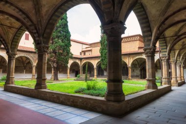 İtalya, Floransa 'da Santa Maria Novella Bazilikasının iç avlusu